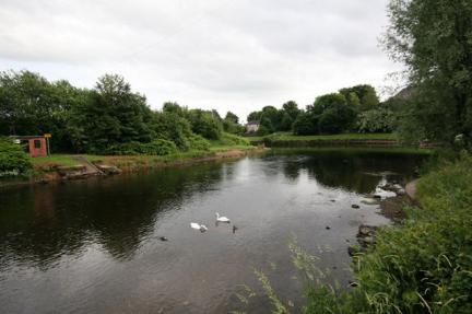 639px-river_leven_alexandria_-_geograph_org_uk_-_366704.jpg